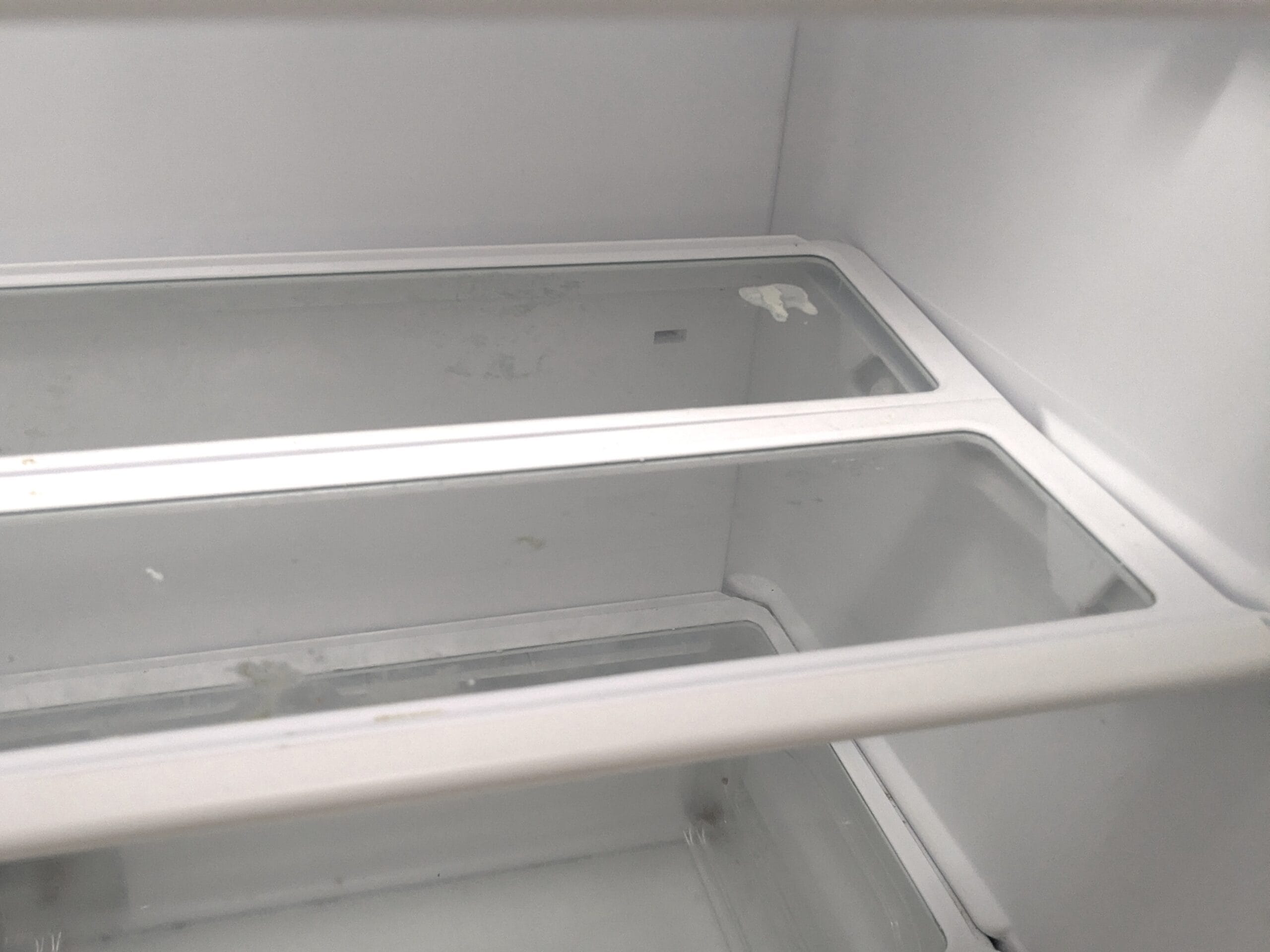 汚れた冷蔵庫の棚