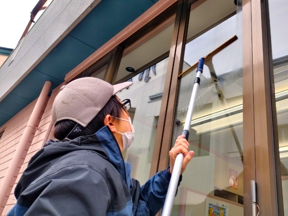女性スタッフが窓掃除をする様子