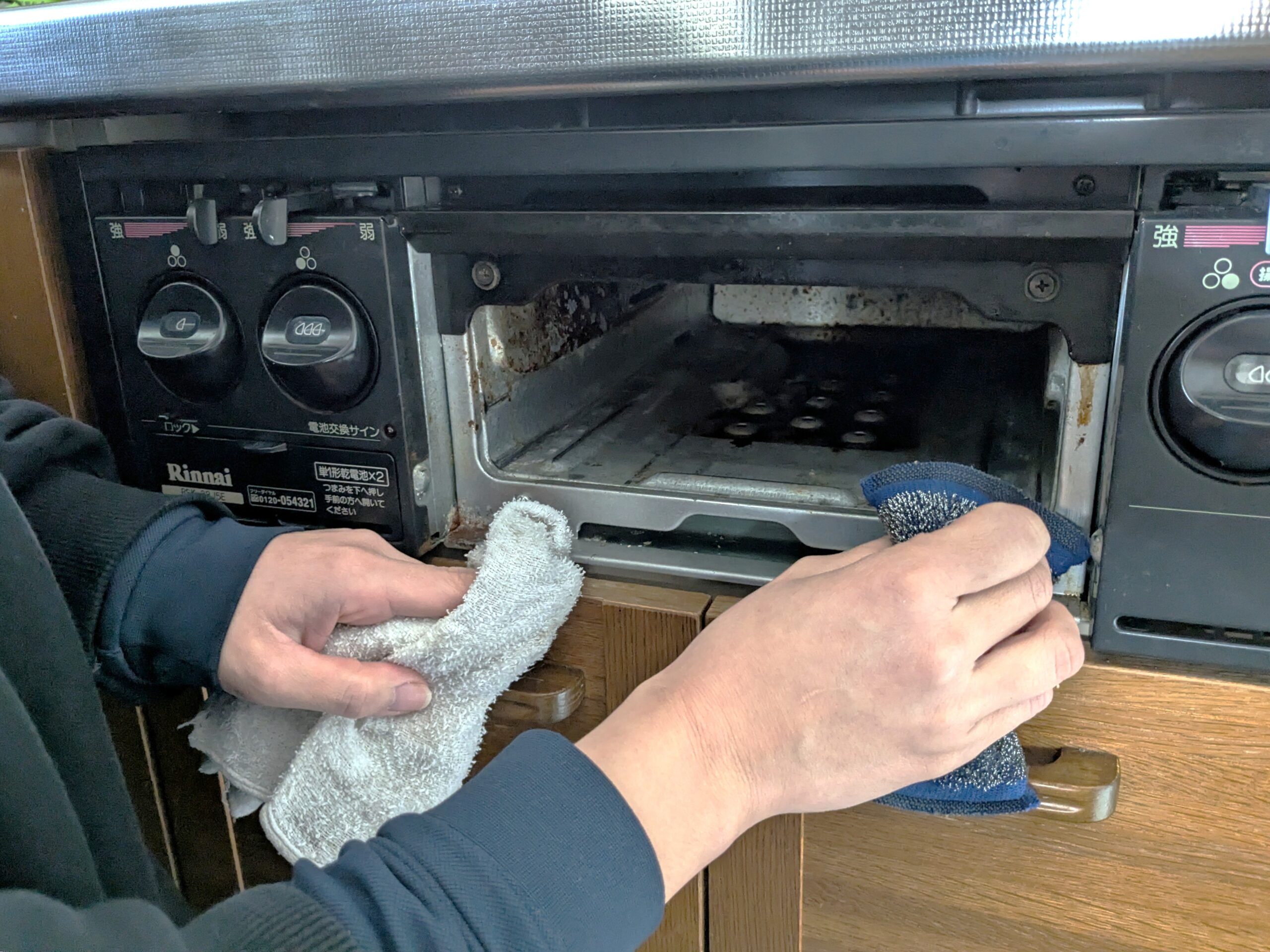 社内研修として魚焼きグリルを掃除している様子