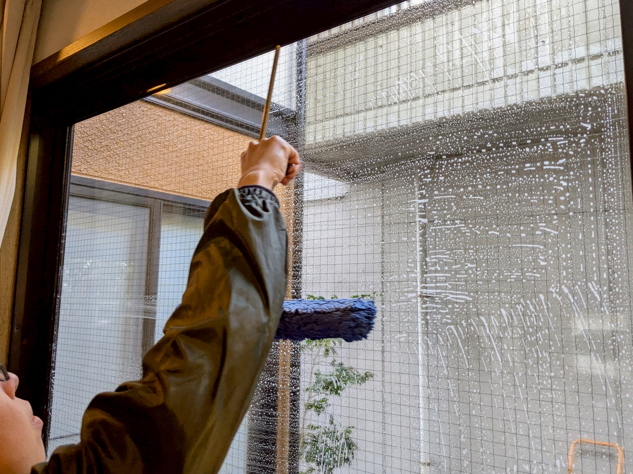 社内研修として窓掃除を行う様子