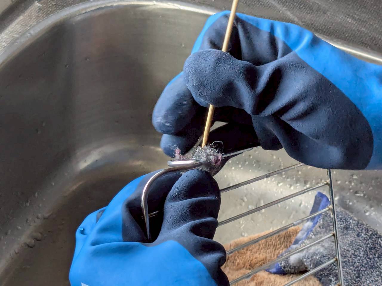 社内研修としてキッチンの部品を掃除する様子