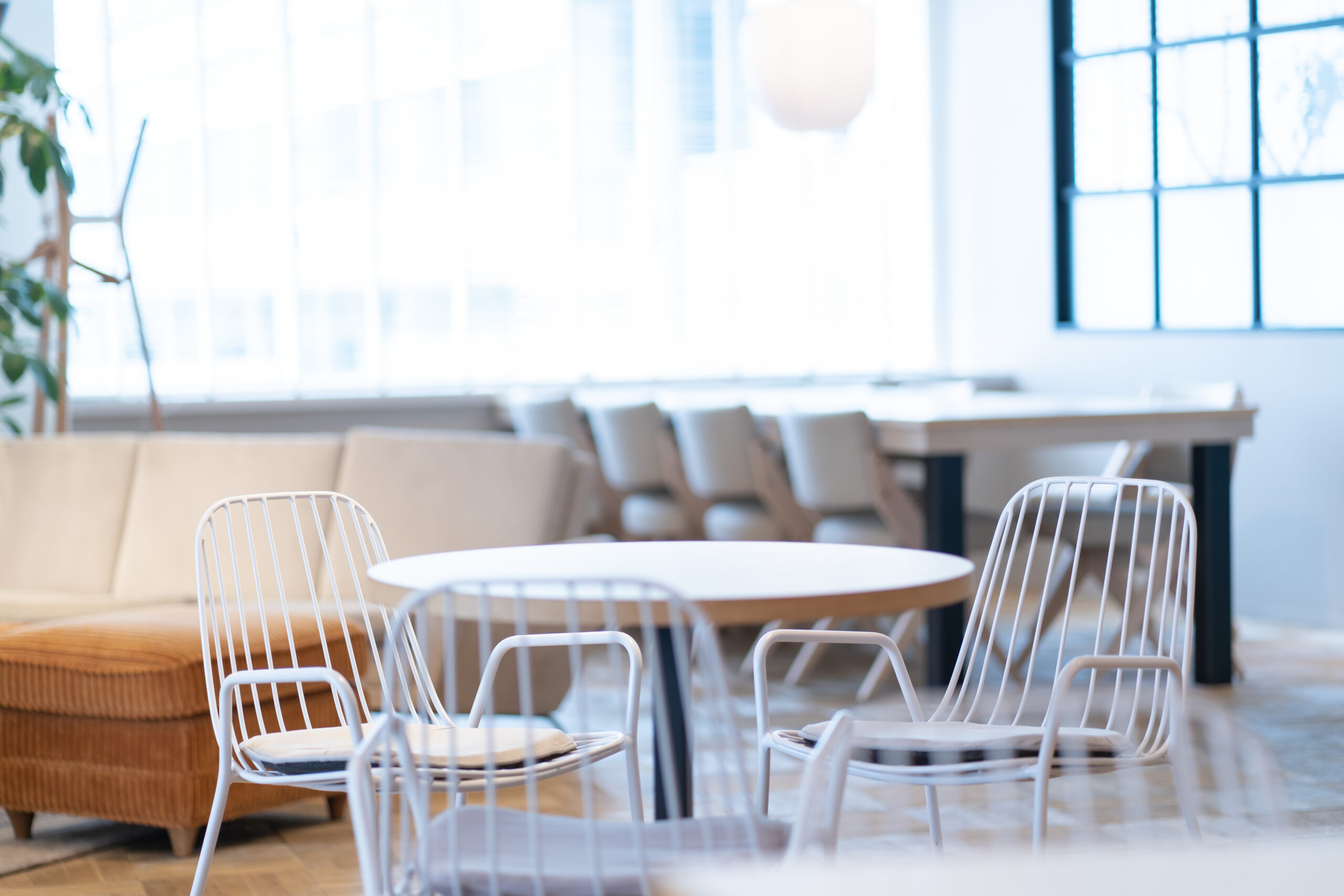 オフィスの椅子とテーブル