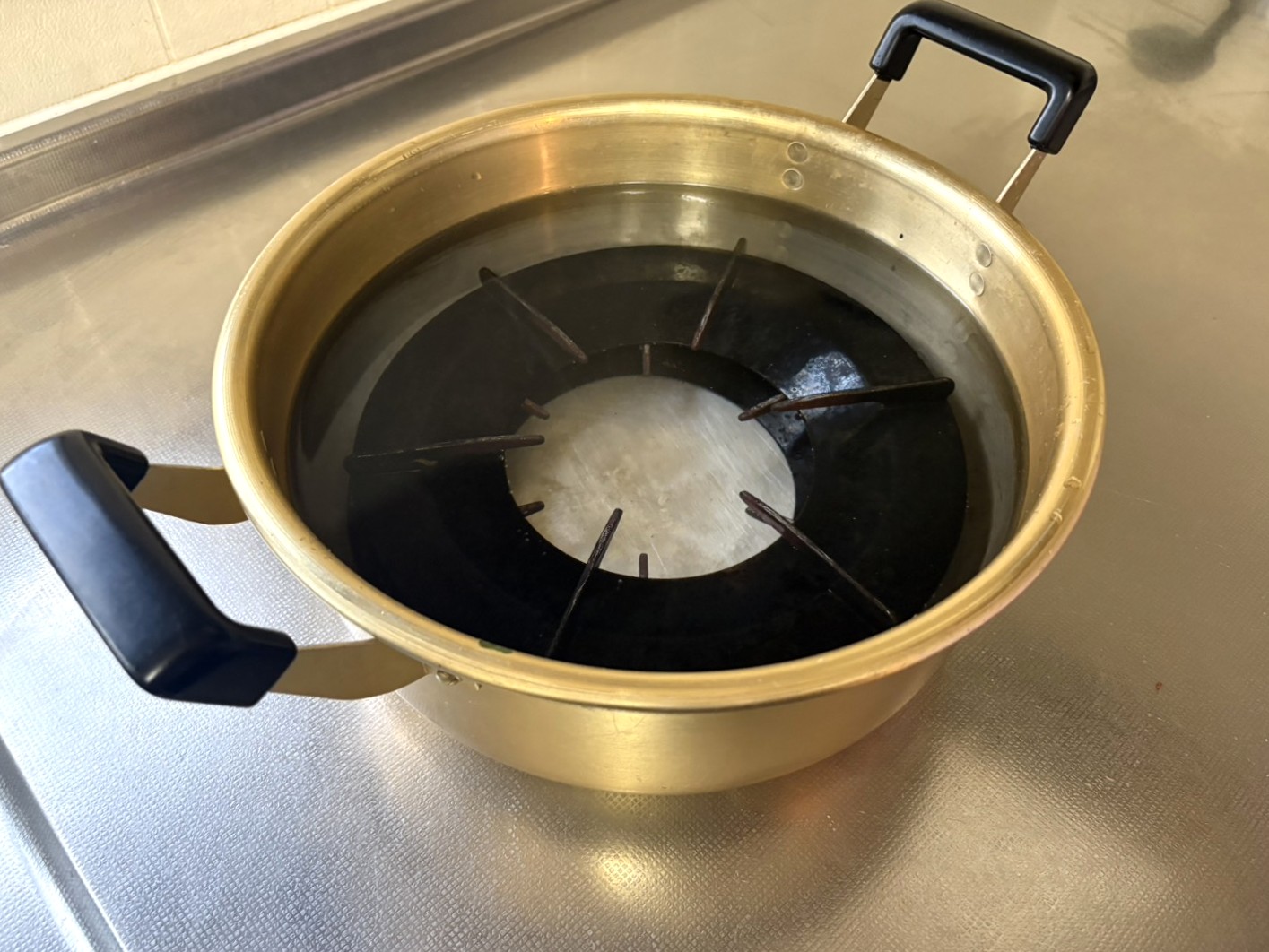 水を張った鍋に五徳が入っている様子