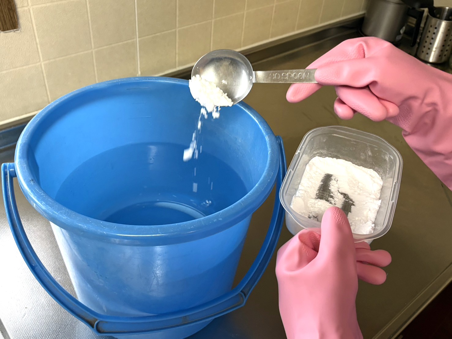 バケツに重曹を入れる様子