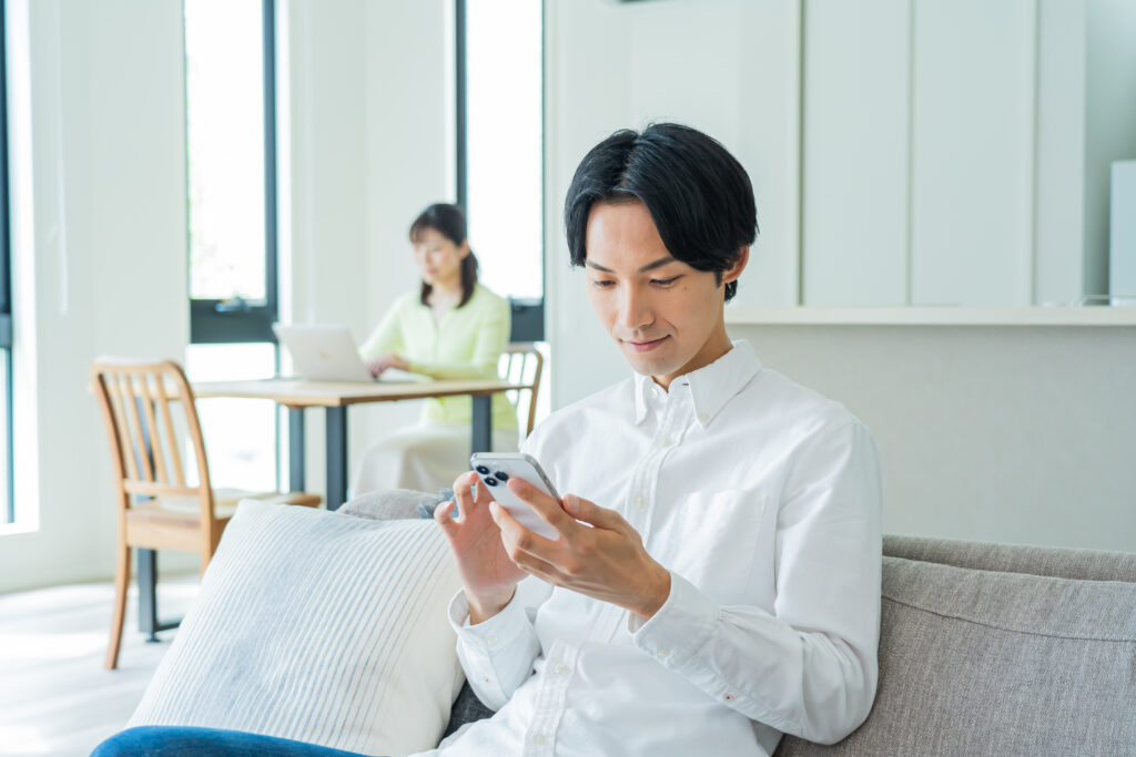 スマートフォンを見る男性