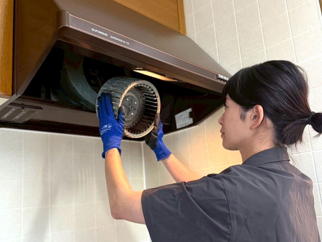 換気扇を掃除する様子