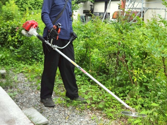 刈払いをしている要図