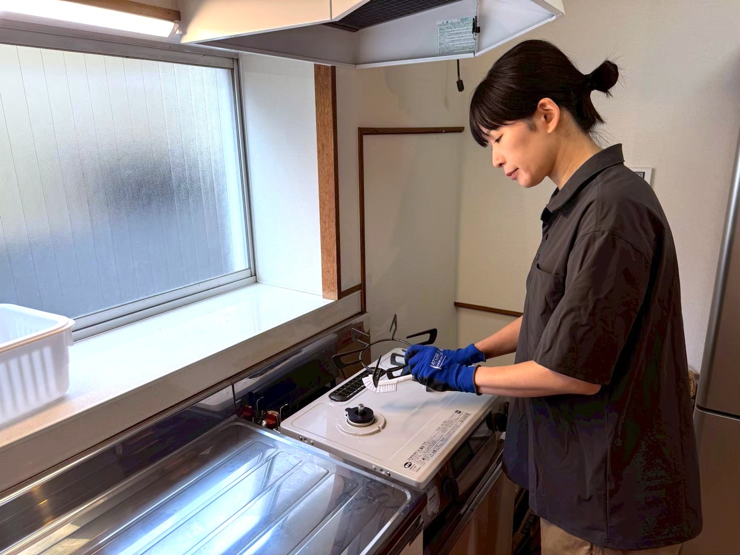 コンロを掃除する様子