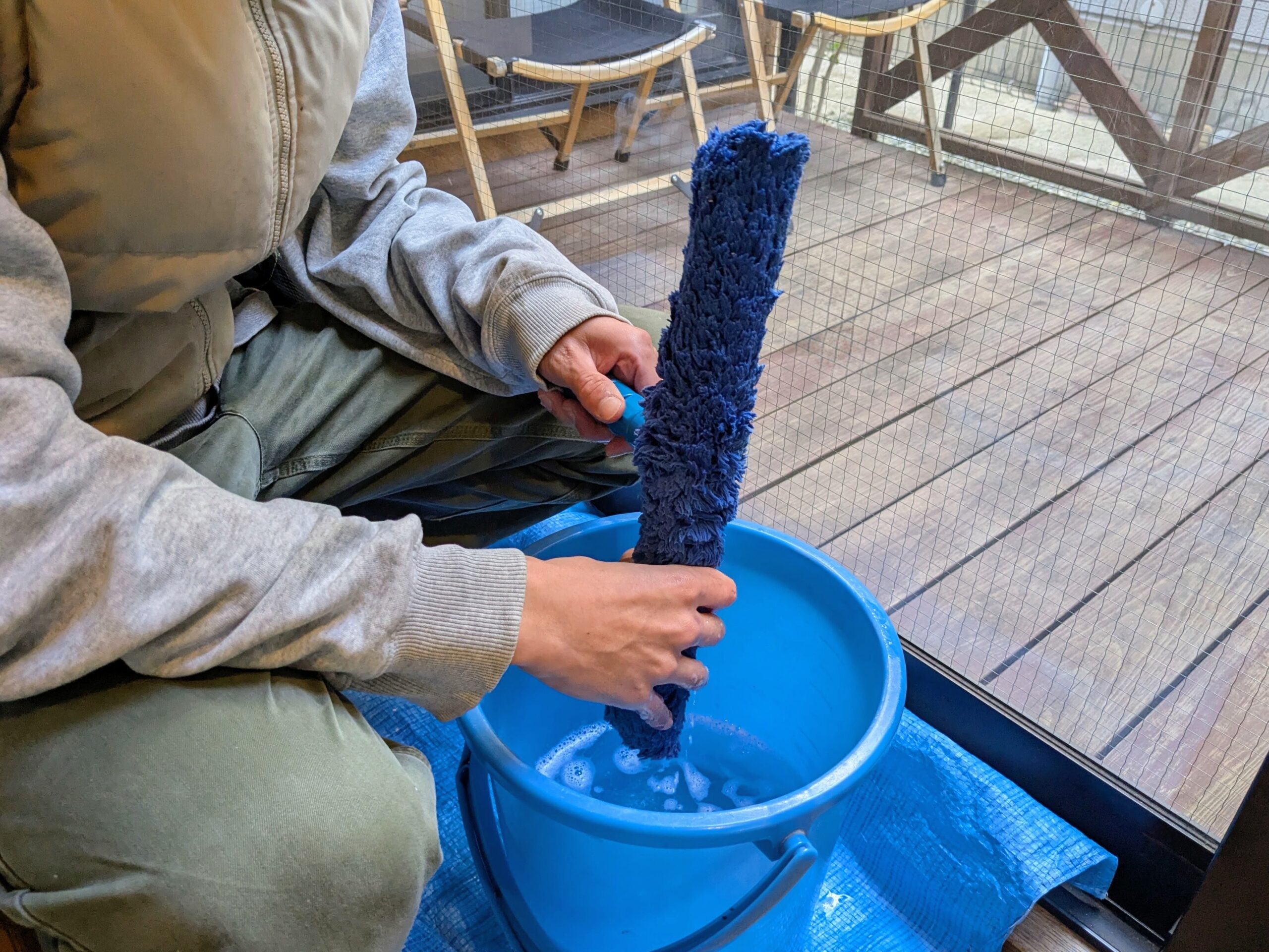 掃除で使用するシャンプーを水に濡らす様子