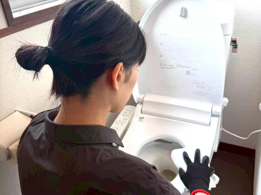 トイレを掃除する様子