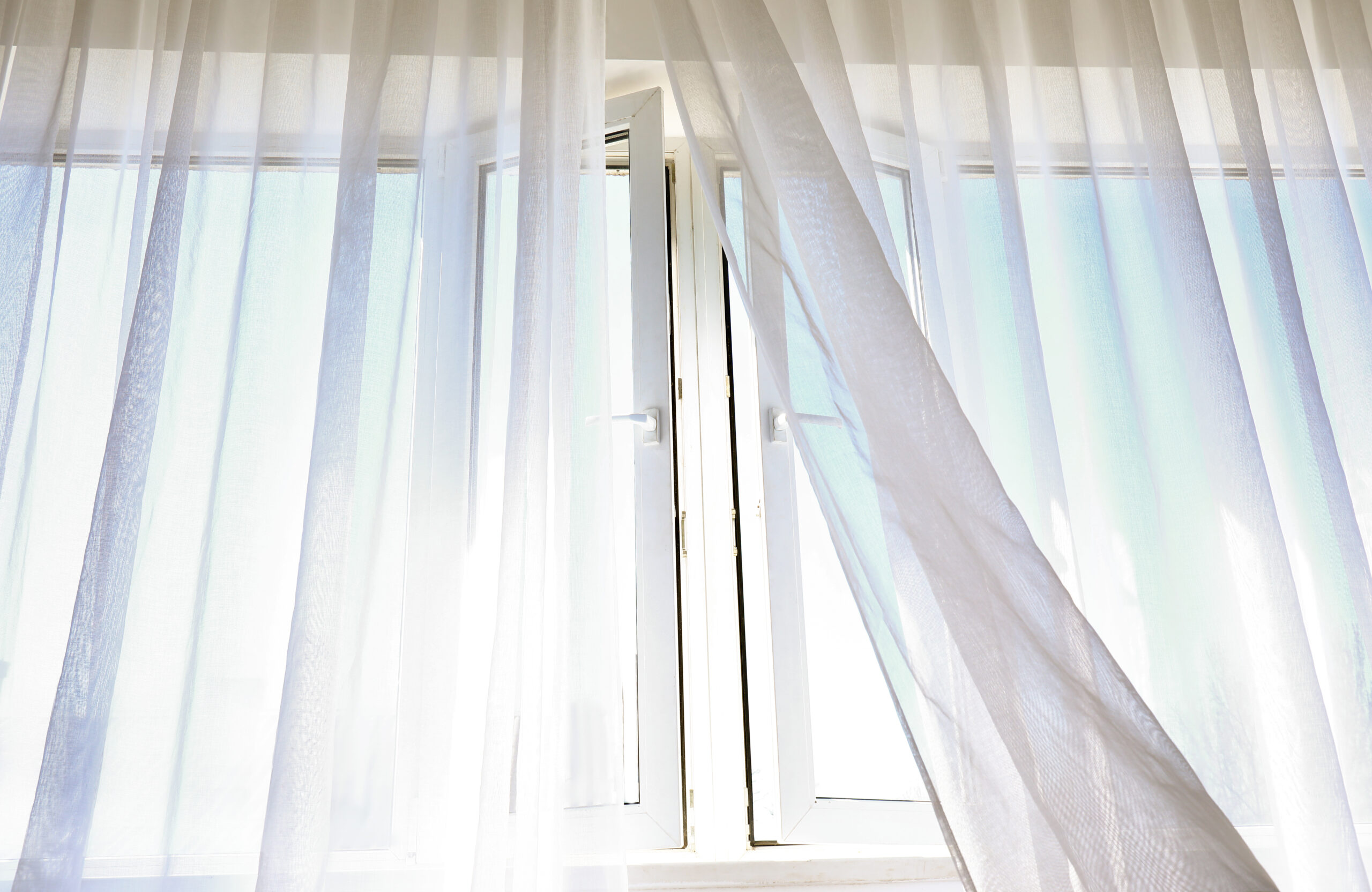 開いた窓とカーテン